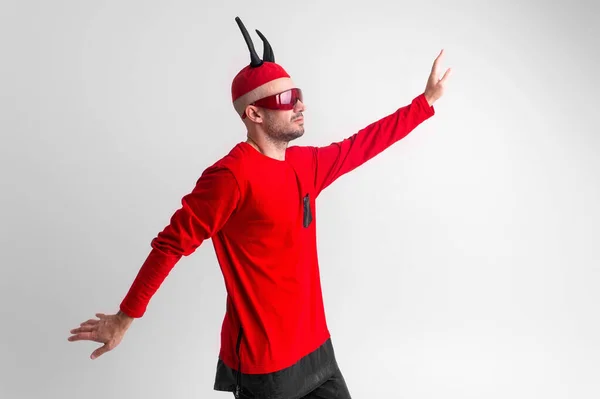 Extraño Hombre Diabólico Gafas Sol Traje Halloween Rojo Negro Posando — Foto de Stock