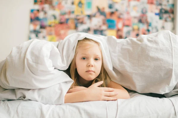 Jong Schattig Blond Meisje Met Grappig Gezicht Liggend Bed Onder — Stockfoto