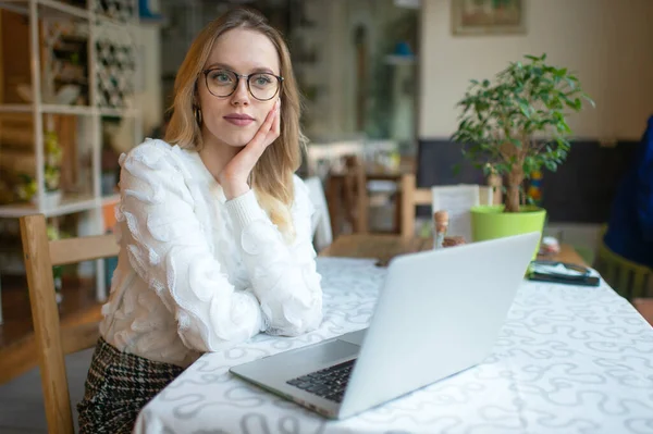 Mulher Freelancer Jovem Bonita Usando Computador Portátil Sentado Mesa Café — Fotografia de Stock