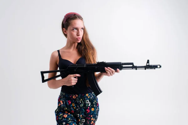 Beyaz Arka Planda Uzun Sarı Saçlı Tüfekli Güzel Seksi Kız — Stok fotoğraf