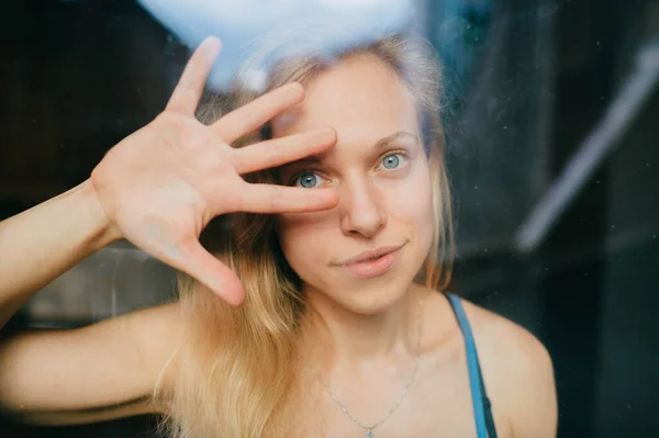 Retrato Chica Joven Caucásica Encantadora Con Ojos Azules Pelo Rubio — Foto de Stock