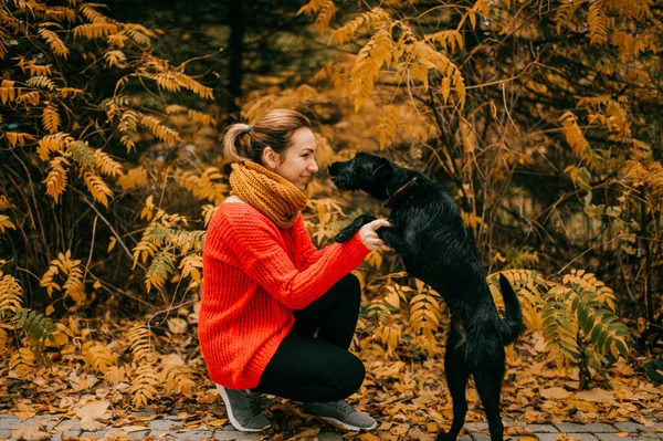 Eine Schöne Junge Kaukasische Frau Roter Jacke Und Schwarzer Hose — Stockfoto