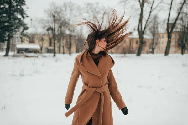 Heyecanlı Kız Kafasını Sallıyor Uzun Saçlarıyla Kış Tarlasında Uçuyor Arka — Stok fotoğraf