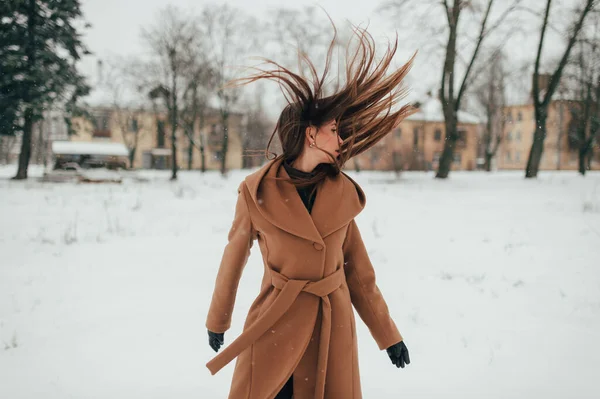 Muchacha Emocionada Agitando Cabeza Con Pelo Largo Volando Campo Invierno — Foto de Stock