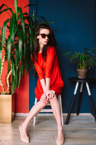 Модная Стройная Девушка Темными Длинными Волосами Красном Элегантном Платье Солнцезащитных — стоковое фото