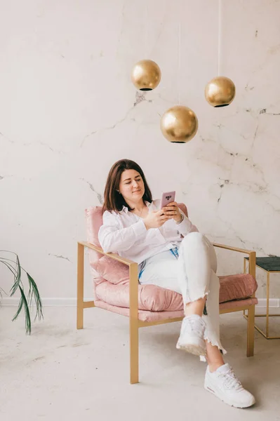 Beautiful Brunette Young Woman Sitting Chair Decorative Wall Golden Balls — Stock Photo, Image