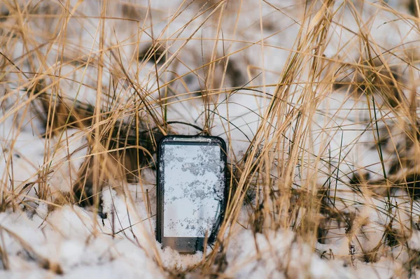 Smaprtphone Βρίσκεται Winetr Χιονισμένο Πεδίο Στη Φύση Οθόνη Που Καλύπτεται — Φωτογραφία Αρχείου