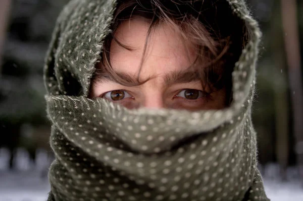 Close Outdoor Portret Van Een Man Gezicht Bedekt Met Een — Stockfoto