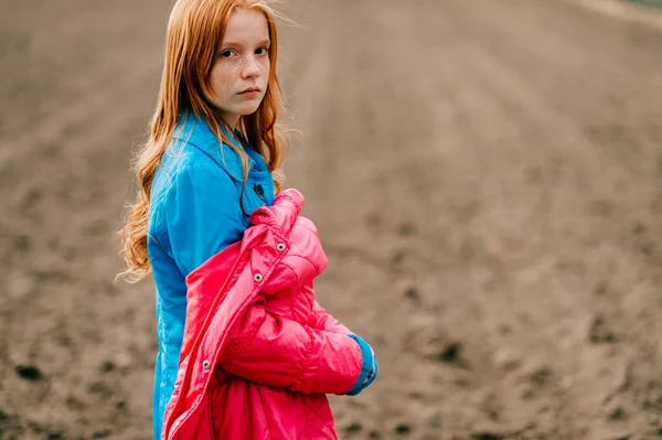 Mooi Vreemd Rood Hoofd Meisje Lange Blauwe Jas Roze Warme — Stockfoto