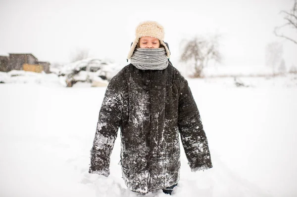 Little Wesoły Dziewczyna Oversized Wyściełana Kurtka Stoi Śnieżnej Drodze Zimowy — Zdjęcie stockowe