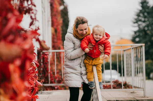 Vrolijke Blanke Moeder Warm Wit Jasje Zwarte Broek Grijze Sneakers — Stockfoto