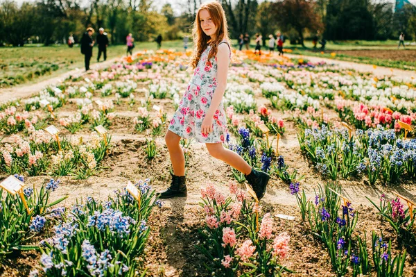 Atractiv Tânără Caucaziană Fată Păr Lung Roșu Piele Palidă Flori — Fotografie, imagine de stoc