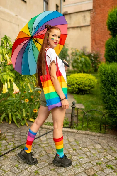 Lesbiana Alegre Con Bandera Lgbt Cara Sosteniendo Paraguas Del Arco — Foto de Stock