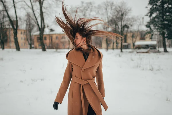 Aufgeregte Mädchen Schütteln Den Kopf Mit Langen Haaren Fliegen Winterfeld — Stockfoto