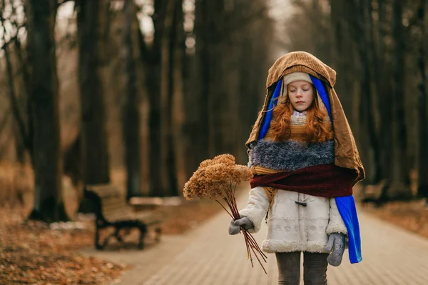 Menina Bonita Bonito Com Cabelo Vermelho Tem Medo Congelar Outono — Fotografia de Stock