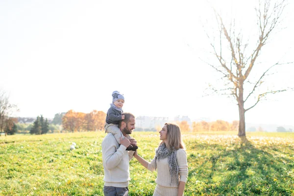 Happy Family Outdoor Activity Young Emotional Parents Playing Child Sunny — Stock Photo, Image