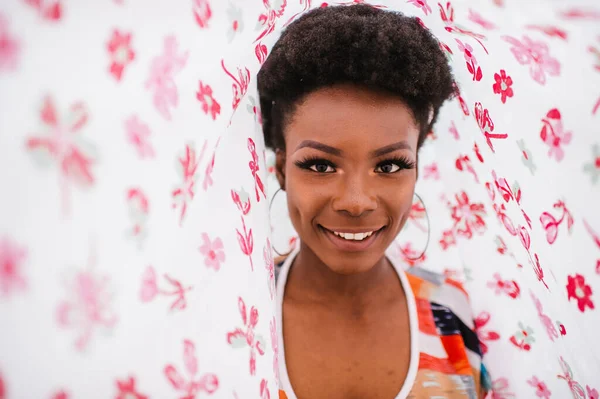 Módní Portrét Africké Americké Dívky Uvnitř Obalu Květinovým Potiskem — Stock fotografie