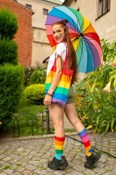 Lesbienne Joyeuse Avec Drapeau Lgbt Sur Son Visage Tenant Parapluie — Photo