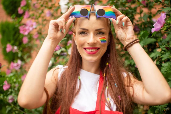 Feliz Lesbiana Con Bandera Lgbt Cara Con Gafas Arco Iris — Foto de Stock