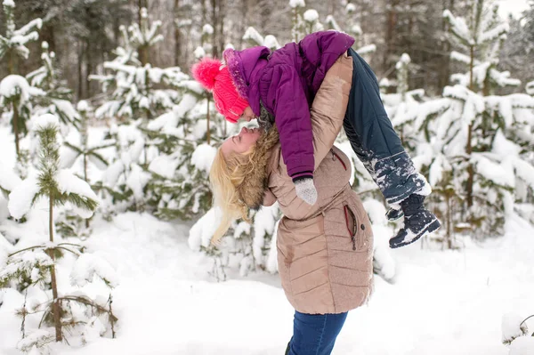 Lycklig Mor Håller Sin Dotter Över Huvudet Och Kul Vinter — Stockfoto