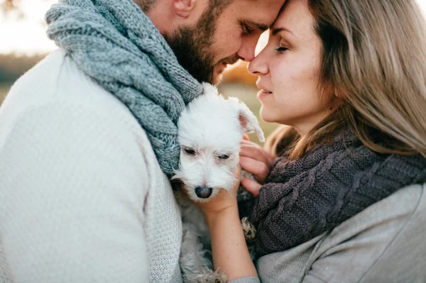 Pareja Romántica Con Divertido Retrato Mascotas Naturaleza — Foto de Stock