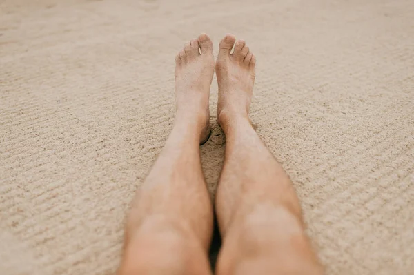 Pés Masculinos Praia Areia Descanse Areia Branca Costa Mar Duas — Fotografia de Stock