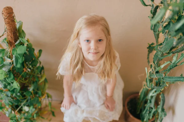 Mooie Kleine Blonde Langharige Meisje Witte Jurk Staande Klei Pot — Stockfoto