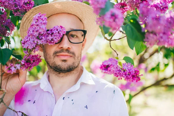 Retrato Hombre Caucásico Guapo Con Barba Sombrero Blanco Con Gafas — Foto de Stock