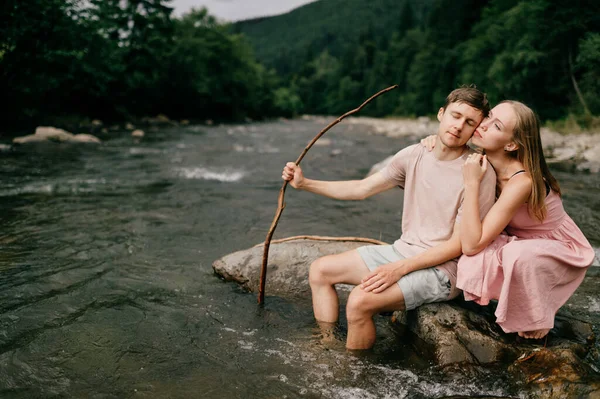 Stile Vita Amorevole Coppia Abbracciare Pietra Nel Fiume — Foto Stock