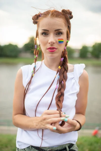 Cheerfel Lesbiana Con Coletas Bandera Lgbt Cara Estilo Vida Retrato — Foto de Stock