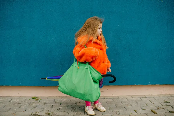 Een Mooi Klein Meisje Met Middelmatig Blond Haar Een Feloranje — Stockfoto