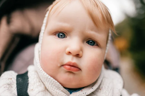 一个红头发 蓝眼睛的漂亮小宝宝在街上的婴儿车里张大了嘴 — 图库照片