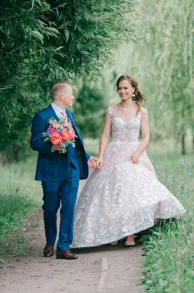 Hermosa Boda Pareja Aire Libre Retrato —  Fotos de Stock