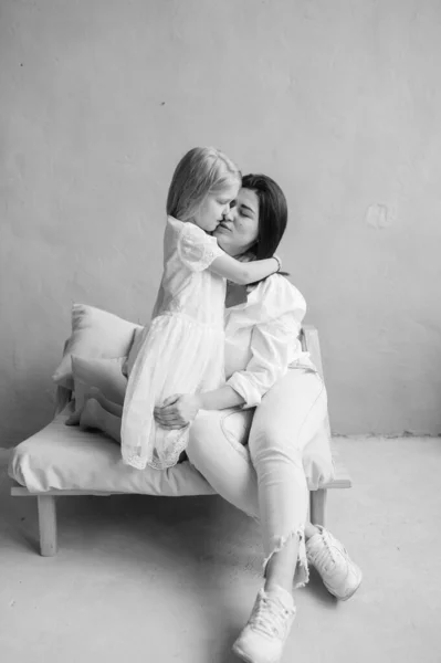 Moeder Dochter Indoor Lifestyle Zwart Wit Portret Mama Met Kind — Stockfoto