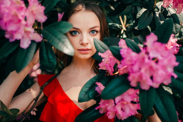 Young Beautiful Girl Posing Flowering Tree — Stock Photo, Image