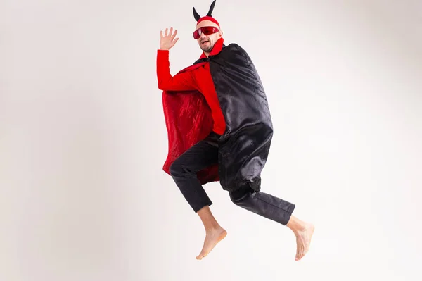 Modelo Masculino Caucásico Halloween Traje Rojo Negro Gafas Sol Con — Foto de Stock