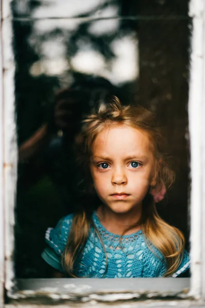 Portret Van Zichzelf Geïsoleerd Thuis Quarantaine Klein Vermist Meisje Dat — Stockfoto