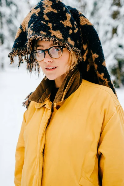 戴着头巾头巾的戴眼镜的年轻嬉皮士女郎在森林中的画像 — 图库照片