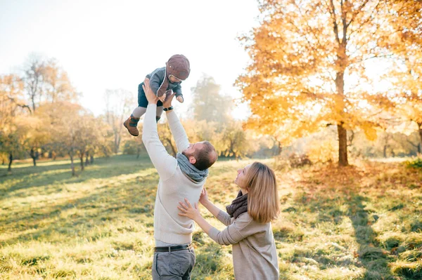 Gelukkig Familie Paar Knuffels Hun Mooie Baby Zonnig Herfst Park — Stockfoto