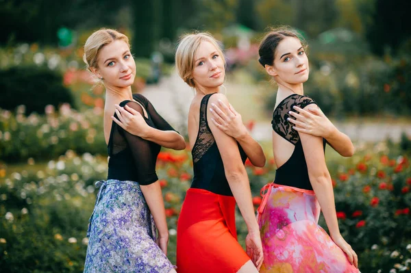 Три Красивые Девушки Красочных Платьях Позируют Открытом Воздухе — стоковое фото