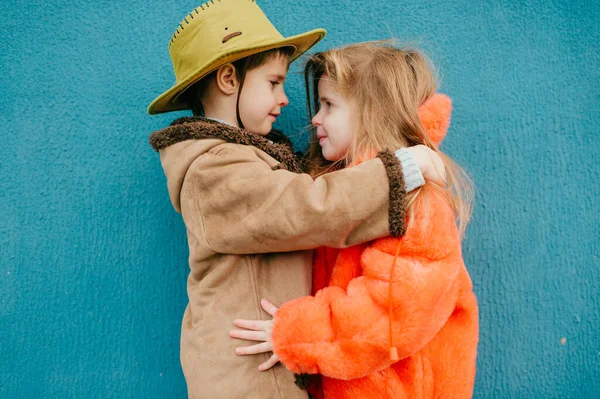 Portret Van Een Mooie Jongen Met Een Bruine Hoed Een — Stockfoto