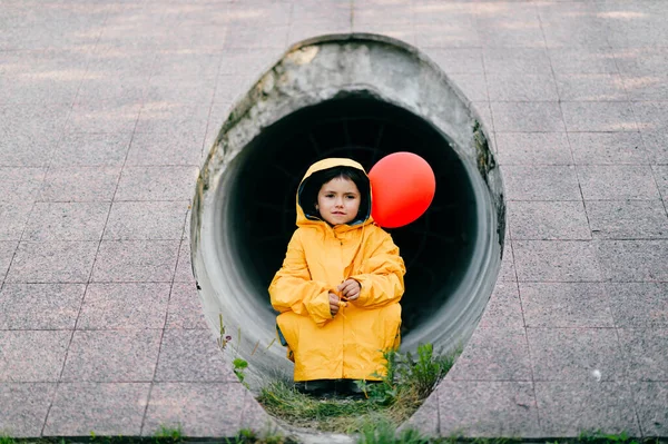 Portret Van Een Mooi Klein Meisje Een Grote Volwassen Oversized — Stockfoto