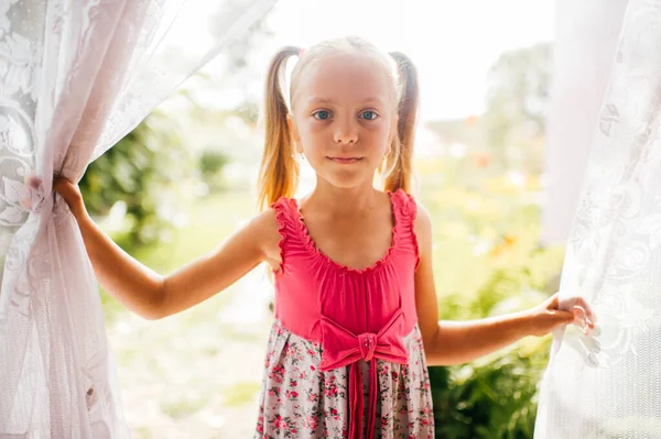 Klein Schattig Kaukasisch Meisje Met Lang Blond Haar Roze Jurk — Stockfoto