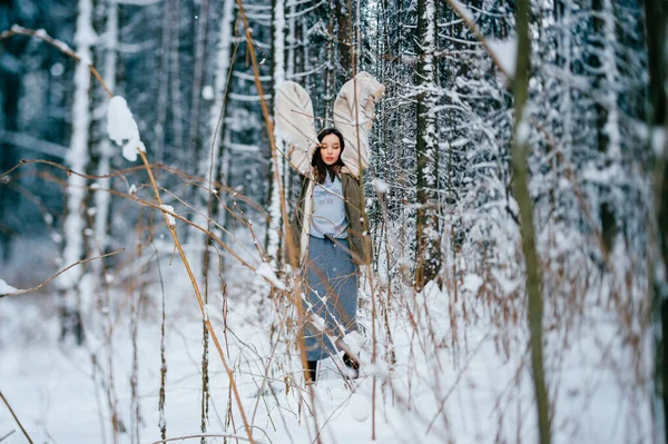 Молодая Привлекательная Девушка Позирует Теплым Плащом Среди Деревьев Снежном Лесу — стоковое фото