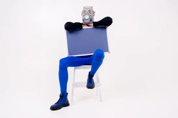 Περίεργος Παράξενος Άνθρωπος Αναπνευστήρα Κάθεται Στη Σκάλα Έναν Πίνακα Δεικτών — Φωτογραφία Αρχείου