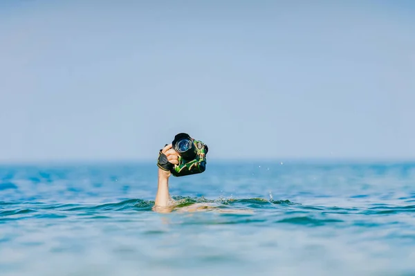 Tuffatore Maschio Nuotare Sott Acqua Mantenere Macchina Fotografica Professionale Asciutta — Foto Stock