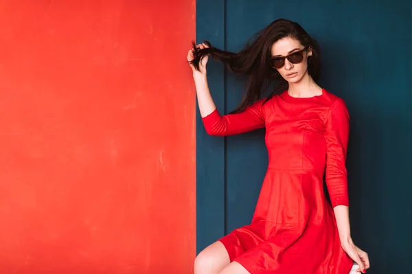 Hermosa Chica Moda Con Pelo Largo Aspecto Español Gafas Sol — Foto de Stock