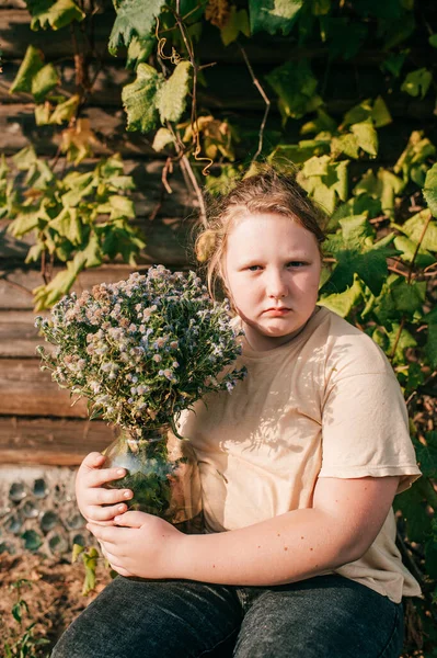 Portret Van Knap Blank Meisje Geel Shirt Zwarte Broek Zit — Stockfoto