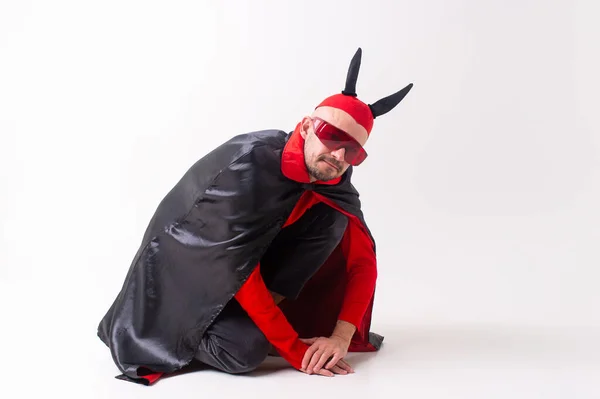 Hombre Moda Traje Carnaval Rojo Negro Con Cuernos Diablo Gafas — Foto de Stock