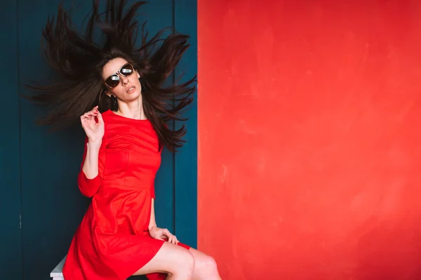 Красивая Девушка Моды Длинными Волосами Испанский Вид Солнцезащитных Очках Красное — стоковое фото